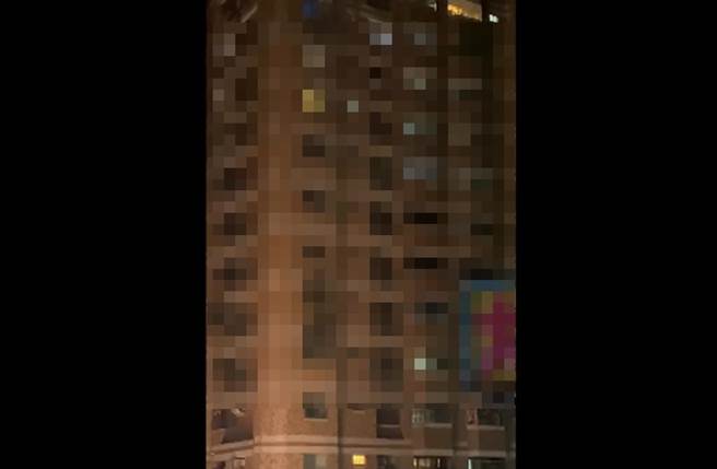 嘉义中兴路3日深夜发生坠楼意外。（翻摄脸书影片）