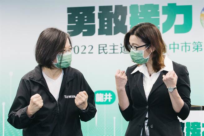 民進黨3日在中央黨部舉行記者會，民進黨主席蔡英文（左）、秘書長林錫耀出席與會，宣布中執會通過徵召前立委林靜儀（右)參選台中第2選區立委補選。（郭吉銓攝）