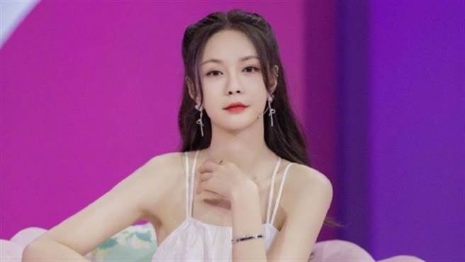 沈梦辰近日上节目因随兴的坐姿遭网友截图疯传。（图／微博@沈梦辰）