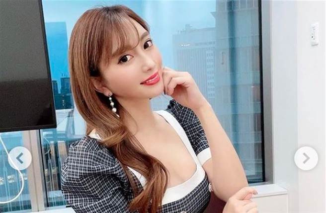 森咲智美以大尺度作品受到歡迎。（圖／翻攝自IG）