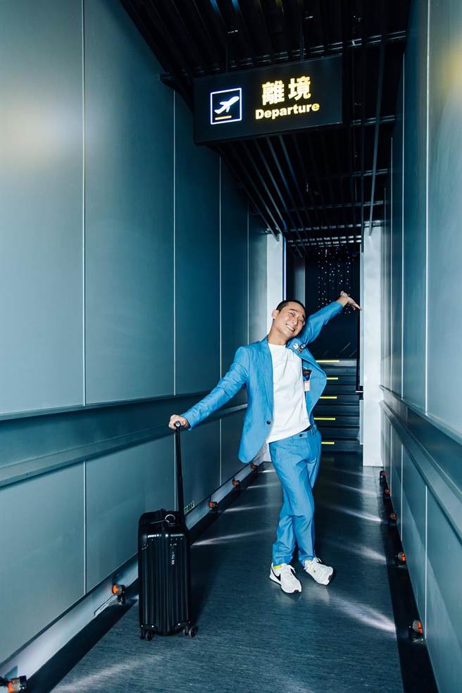 《下一站去哪？》此次请来了浩子担任活动代言人之余，更邀请了知名的「OS桑-阿松」化身为导游，携手曾受金钟奖肯定的前食尚玩家制作团队，在飞行体验前，以深入浅出且幽默的方式让乘客快速认识两大飞行路线的主要景点。（i-Ride飞行剧院提供）