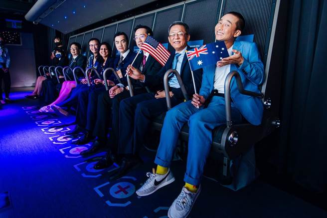 《下一站去哪？》活动代言人浩子（右起）率领智崴集团董事长欧阳志宏、外交部北美司司长徐佑典等乘客，一起体验飞行之旅。（i-Ride飞行剧院提供）