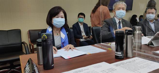 立法院社會福利及衛生環境委員會今天邀請勞動部、衛福部等部會針對「勞動部擬開放移工入境相關防疫規劃準備工作，以及我國現階段產業缺工狀況及改善計畫」專案報告。（林良齊攝）