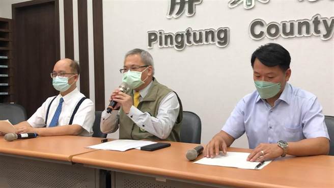 屏東疫苗施打大出包，東港安泰醫院院長黃炳生（右）出面道歉。（謝佳潾攝）
