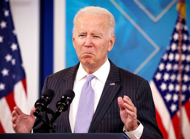 民主黨在維吉尼亞州州長選戰中爆冷失利、紐澤西州驚險勝出，CNN形容，剛結束歐洲行的拜登，返回美國後馬上迎接政治噩夢。（圖／路透社）