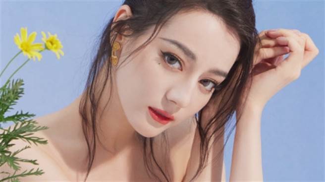 迪丽热巴近日化身花仙子登上直播节目，惊人的美貌再度令网友疯传。（图／微博@迪丽热巴工作室）
