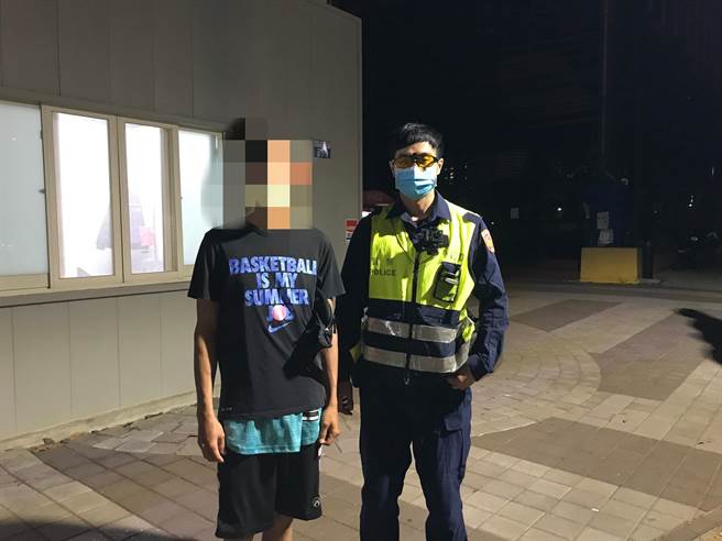 员警在一处隐密的角落发现陈男的提袋，确认手机和车钥匙都完好如初，陈男开心不已，直呼员警是自己的「Lucky Star」。（警方提供）