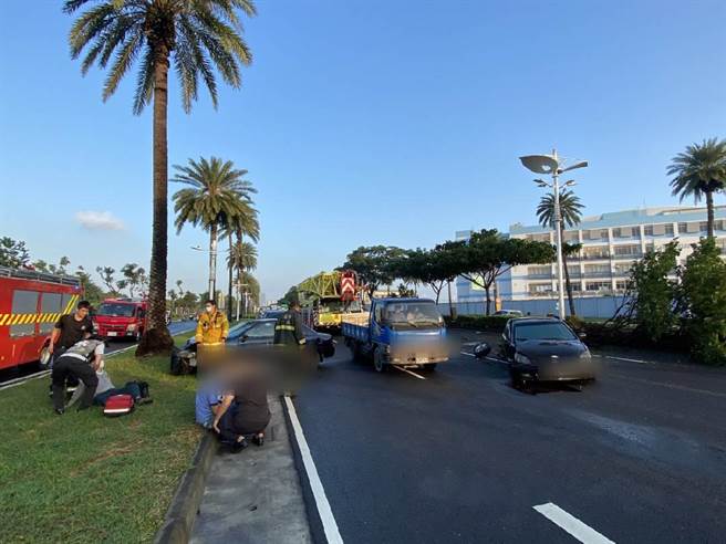 高雄市小港區中山四路今（4）日上午6時31分許發生一起車禍意外，2輛同向的自小客車發生擦撞，造成2人受傷。（翻攝照片／石秀華高雄傳真）