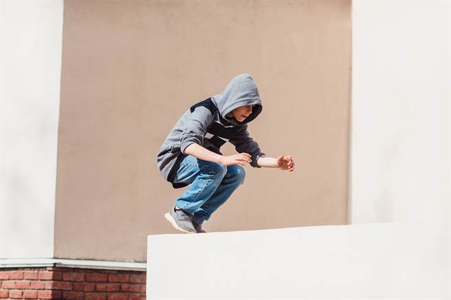 大陸2名孩童竟在27層樓高的頂樓玩跳遠，一旁住戶看到後嚇得狂冒冷汗。(示意圖/達志影像)