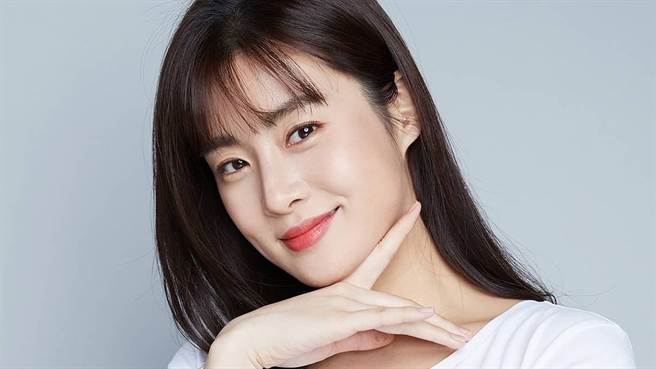 姜素拉产后首露面火辣的身材令网友惊艳。（图／IG@reveramess_）