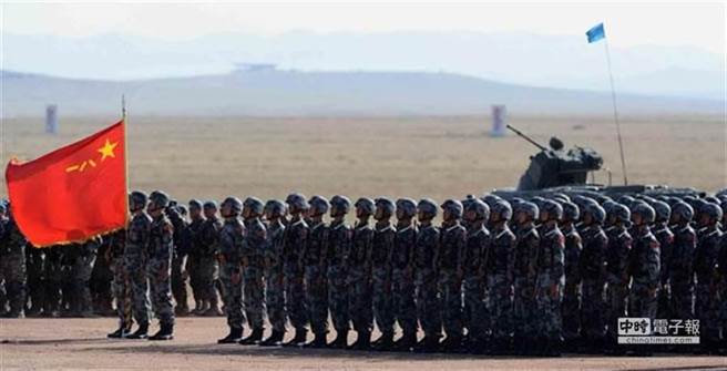 圖為陸人民解放軍參與軍事演習，結束後接受檢閱。（中時資料照片，新華社）