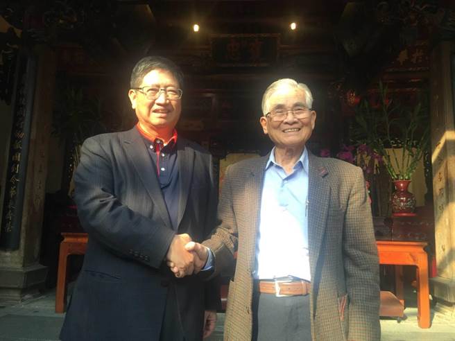 新竹縣長楊文科（左）十分敬重楊鏡汀（右）在推動客家文化、在地文史研究的努力。（新竹縣政府提供）