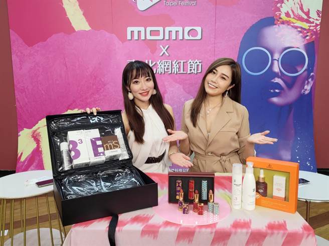 网红曾小芬与安纪特别在臺北网红节推荐多项超值商品。（太阳星网路科技提供）
