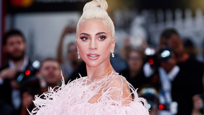女神卡卡（Lady Gaga）近日受邀登上雜誌封面辣秀身材曲線。（圖／達志影像）