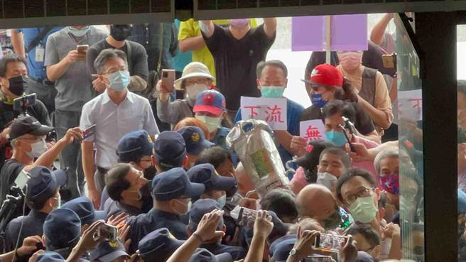 民团今天硬闯高市议会怒呛「陈其迈下台」，警方组人墙爆衝突。（柯宗纬摄）