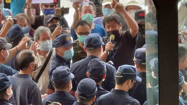 民团今天硬闯高市议会怒呛「陈其迈下台」，警方组人墙爆衝突。（柯宗纬摄）