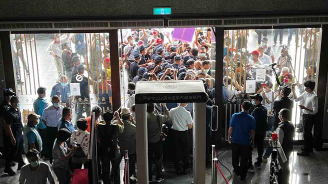 民团今天硬闯高市议会怒呛「陈其迈下台」，警方组人墙爆衝突。（柯宗纬摄）