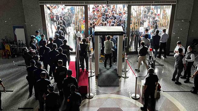 民团今天硬闯高市议会怒呛「陈其迈下台」，警方组人墙爆衝突。（柯宗纬摄）