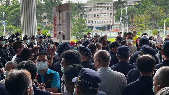 民团今天硬闯高市议会怒呛「陈其迈下台」，警方组人墙爆衝突。（柯宗纬摄）