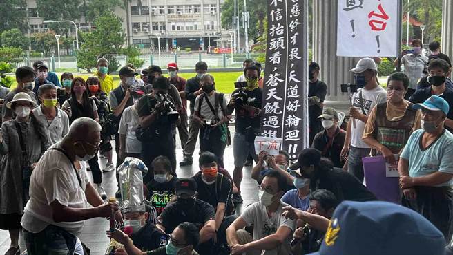 民团今天硬闯高市议会怒呛「陈其迈下台」，警方组人墙爆衝突。（柯宗纬摄）