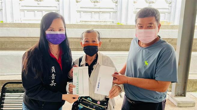 李妈妈丧夫后，又失去两个儿子，存款簿只剩3万元，无力为儿子办丧事，议员赖清美上慰问金。（赖清美提供／吴敏菁彰化传真）