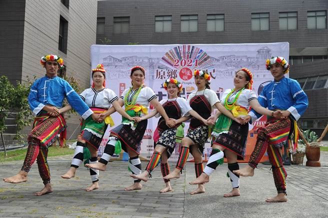 「2021原乡原民葫芦墩」第2届歌唱大赛提前举办宣传记者会，弘光科大「原推就是辣」舞团暖场表演。（王文吉摄）