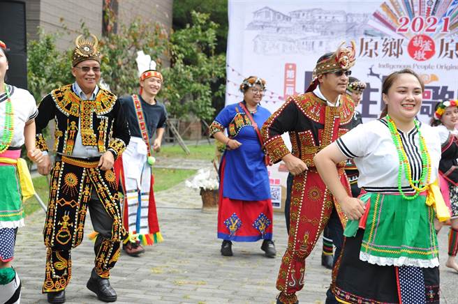 参与贵宾体验原住民服饰及舞蹈，图中为台中市议员朱元宏、图左为文化局专委程泰源专委。（王文吉摄）