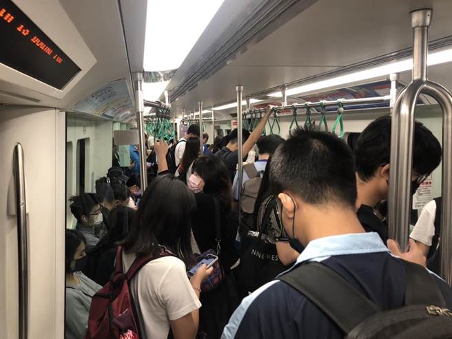 高雄捷運運量回溫，高捷宣布5日起加密假日列車班距並恢復深夜列車。（高捷公司提供／石秀華高雄傳真）