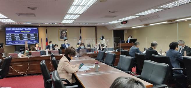 立法院社会福利及卫生环境委员会今天邀请劳动部、卫福部等部会针对「劳动部拟开放移工入境相关防疫规划准备工作，以及我国现阶段产业缺工状况及改善计画」专案报告。（林良齐摄）
