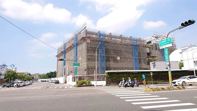 原台南东帝士百货现址将打造地上12层、地下2层的新商场。（曹婷婷摄）