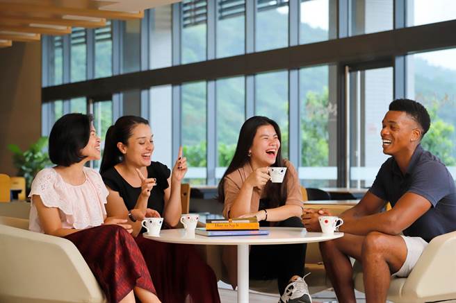 英国高等教育资讯机构QS（Quacquarelli Symonds）公布最新2022年亚洲大学排名结果，台湾共有11所大学进入百大榜单。图为政大国际学生交流。(政大提供／李侑珊台北传真)