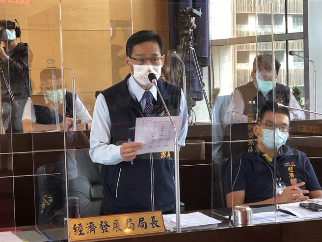 经发局长张峯源说，谢金燕代言费是220万元，她于最后一次抽千万好宅时会到场。(陈世宗摄)