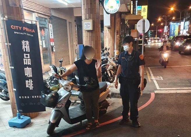 员警与蓝女前往超商寻找，远远看到其爱车停在超商外。（台中市警第三分局提供／张妍溱台中传真）