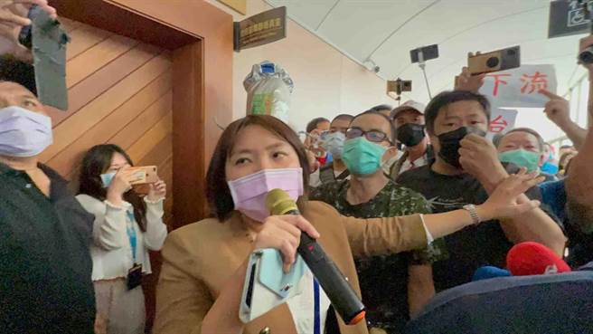 高市議員邱于軒與高市議會警衛隊居中協調後，原開放讓2、3人進入議會市長休息室門口表達訴求，未料最後擦槍走火，數10人直接闖入。（柯宗緯攝）