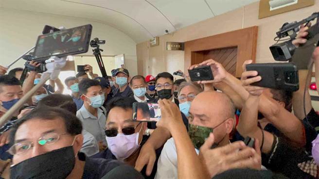 高市議員邱俊憲與民團互相嗆聲。（柯宗緯攝）