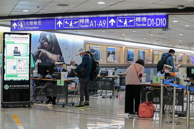 春节即将到来，但许多旅居海外的国人反映无法订到居家检疫旅馆，指挥中心近期把原本14天在防疫旅馆14天居家检，修正成10天在旅馆、4天可以在家。图为桃园机场入境旅客。（陈麒全摄）