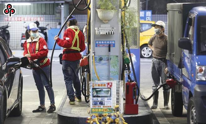 国内汽、柴油价格连续5周调涨，客运票价接近启动调涨机制。（本报资料照）