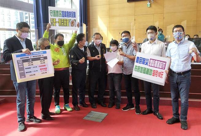 市議員張玉嬿(右四)今日在議會要求市府加碼補助至10元，讓農民友也月繳10元，以一顆茶葉蛋的價錢，讓從農保障金額倍增。(陳世宗攝)