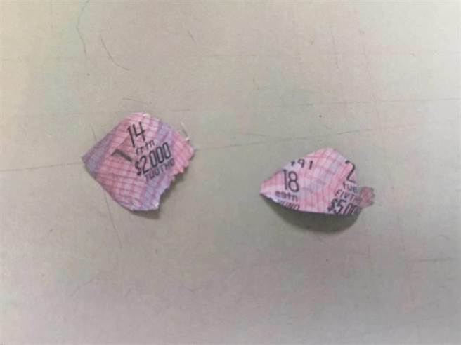 夏男先從沒中獎的彩券上，以筆刀小心刮下印有英文字母透明薄膜，再仔細核對防偽線、完美移植、貼合至變造彩券上，成功騙過彩券行店員。（讀者提供／袁庭堯高雄傳真）