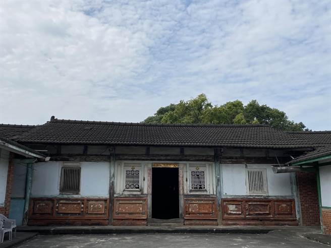 嘉义县大林镇中林里张家古厝正堂裙堵的砖雕十分精细，在简朴的三合院中可看到这样的工艺很难得。（张亦惠摄）