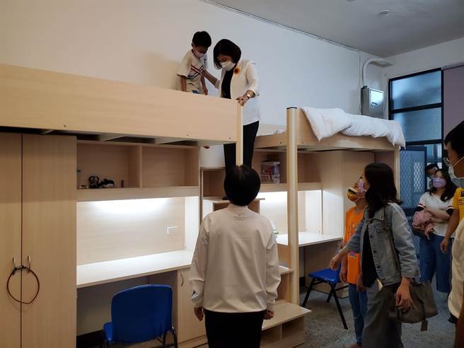 云林县长张丽善探访温馨家园的小朋友，小朋友带她看他住的「二楼」。（周丽兰摄）