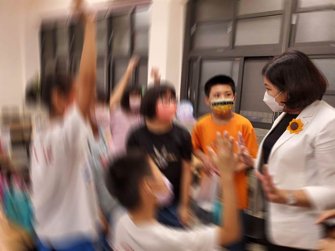 云林县长张丽善3日晚间带着点心和日用品去探视温馨家园的小朋友。（周丽兰摄）