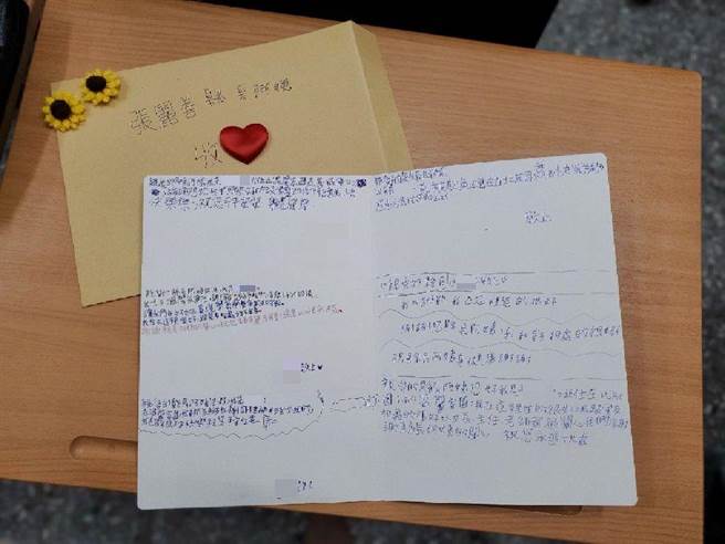 小朋友写给张丽善的卡片（周丽兰摄）