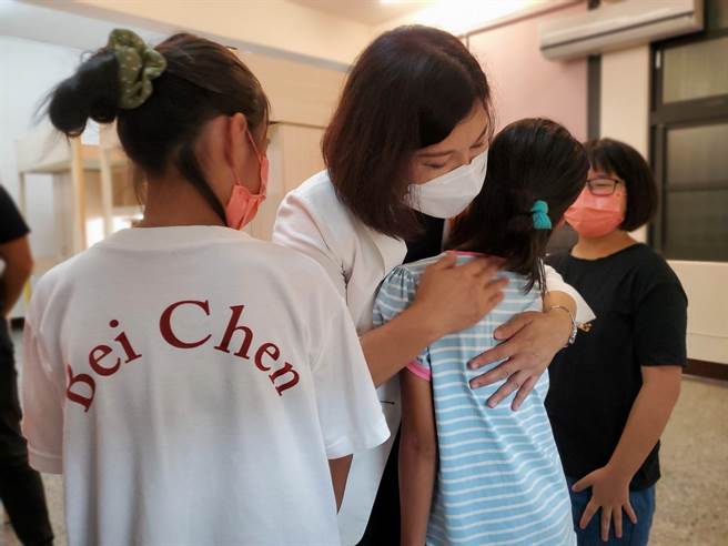张丽善离去前逐一和小孩们拥抱。（周丽兰摄）