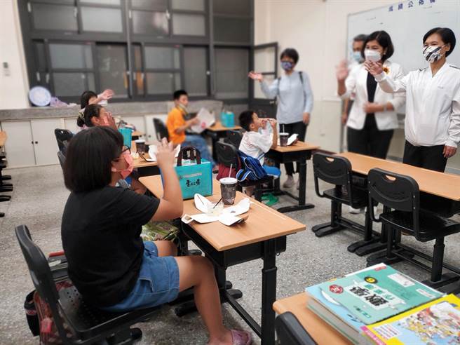 温馨家园的学习教室，每晚都有辅导老师带小朋友做功课。（周丽兰摄）