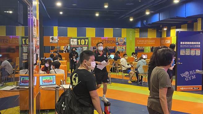 World Gym宣布不再恢復毛巾服务，各地据点陆续有会员要求解约，但五倍券「送12个月会籍」也吸引许多人入会。（王文吉摄）