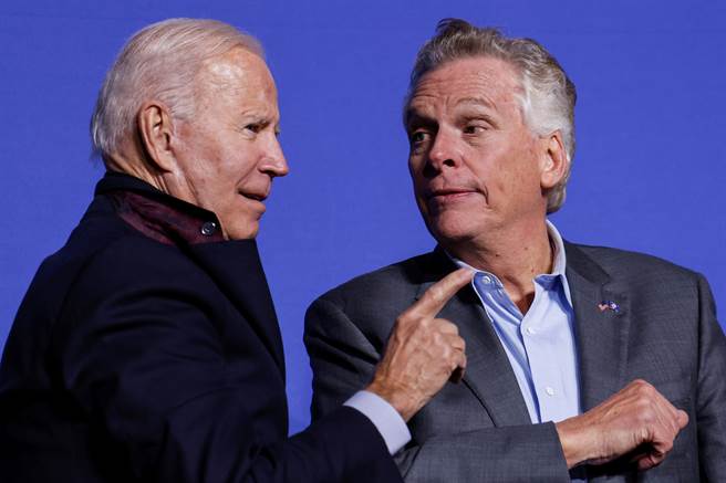 共和党候选人杨金（Glenn Youngkin）当选维吉尼亚州长，打败2014到2018年当过维州州长、这次回锅参选的(图右)麦考里夫（Terry McAuliffe）。(图/路透社)