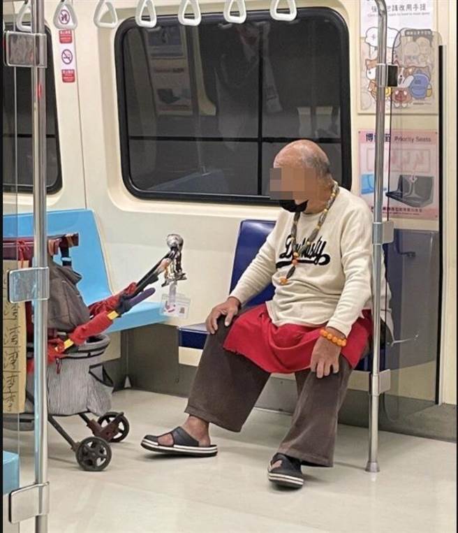 有网友爆料，1名阿伯于西门站上车后，竟因抢博爱座和年轻男子起争执，甚至拿出剪刀欲刺对方脖子，按铃通报后列车却仍继续行驶，让他质疑北捷遇到攻击事件不谨慎。（摘自噗浪）