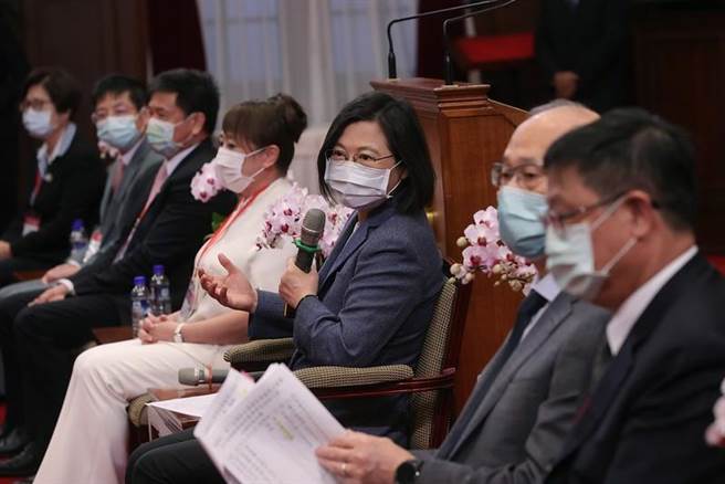 蔡英文總統今（4）日上午接見「第3屆國家企業環保獎獲獎企業暨110年度模範環境保護專責及技術人員」(總統府提供)