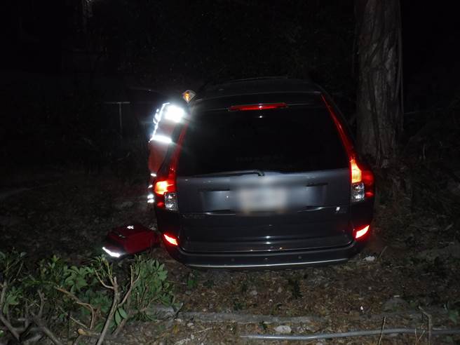 黄男凌晨自撞路边拖车再撞校园护栏，酒测值高达1.76。(翻摄照片／吕筱蝉桃园传真)